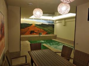 リャザンにあるSavannaの大絵のスイミングプール付きの客室