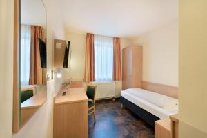 a hotel room with a bed and a desk at meinHotel in Hamburg