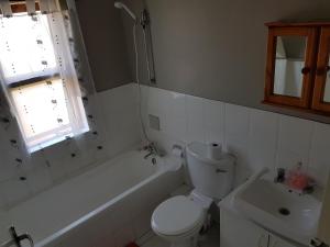 Bilik mandi di Serengeti Heide Self Catering Flats +4 gambar