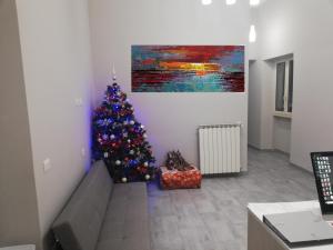 ein Weihnachtsbaum im Wohnzimmer mit Sofa in der Unterkunft Garden's Elide in Rom