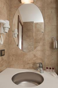 Koupelna v ubytování Birbey Hotel + 26 fotografií