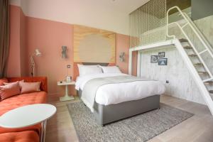 um quarto com uma cama e uma escada em espiral em room2 Southampton Hometel em Southampton