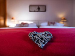 Ein Bett oder Betten in einem Zimmer der Unterkunft Hotel Edelweiss