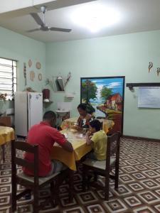 a group of people sitting at a table at Hotel Shangri-la in Três Corações
