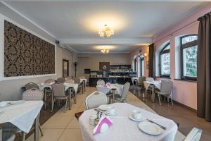 restauracja ze stołami i krzesłami oraz kuchnią w obiekcie Vena w mieście Szczawnica
