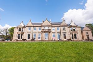 RaasayRaasay House Hotel的前面有草地的大建筑