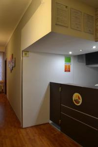 una camera con una parete bianca con un bancone e una parete con un frigorifero di Leonardo Tourist House a Firenze