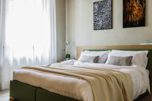 ミラノにあるAscanio Sforza - Suites & Apartmentsのベッドルーム(白いシーツを使用した大型ベッド1台付)