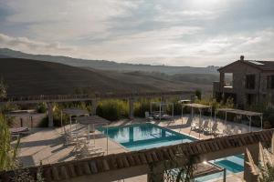 ヴォルテッラにあるTuscany Forever Premium Apartmentsの山の景色を望むスイミングプール