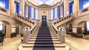 eine Treppe in einem Gebäude mit Treppenaufgang in der Unterkunft The Wellem Residences in Düsseldorf