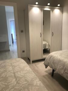 um quarto com 2 camas e um espelho grande em Apartamento Turístico Puigcerdá Correos em Puigcerdà