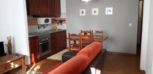 a living room with a couch and a kitchen at casa da Aldeia in Minas de São Domingos