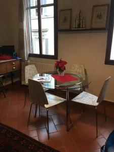 フィレンツェにあるイル ニド ディ ソフィアのダイニングルーム(ガラスのテーブル、椅子付)