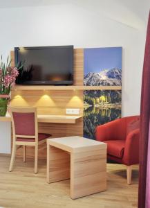 TV a/nebo společenská místnost v ubytování Hotel Sonnschupfer