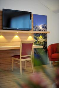 TV a/nebo společenská místnost v ubytování Hotel Sonnschupfer