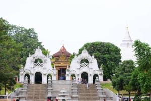 KelaniyaHeritage Eco Resort Kelaniya的公园里一座白色的大建筑,有楼梯