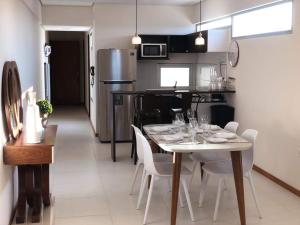 cocina y comedor con mesa y sillas en Centro de Asunción Nuevo Apartamento, Cómodo, Seguro, Piscina, Gimnasio y Parking, en Asunción