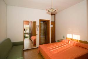 Postel nebo postele na pokoji v ubytování Camping Hotel Au Lac De Como + 37 fotografií