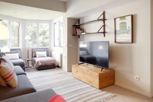 sala de estar con TV y sofá en Amitges by FeelFree Rentals, en Baqueira Beret