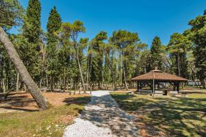 einen Pfad, der zu einem Pavillon in einem Park führt in der Unterkunft Mobile Homes Camp Pineta - Adriatic Kampovi in Fažana