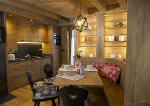 Haus Martina في سابادا: مطبخ وغرفة طعام مع طاولة وكراسي +11 صورة