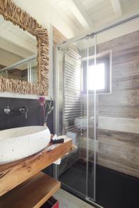 サラルドゥにあるEra Cuma by FeelFree Rentalsのバスルーム(洗面台、ガラス張りのシャワー付)