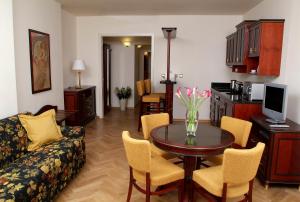 Kuchyňa alebo kuchynka v ubytovaní Elysee Hotel