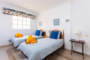 A bed or beds in a room at ViVaTenerife - Villa with pool, jacuzzi and sea view