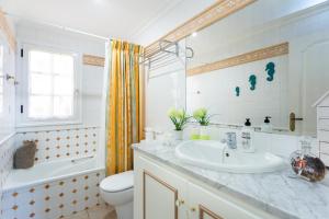 A bathroom at ViVaTenerife - Villa with pool, jacuzzi and sea view