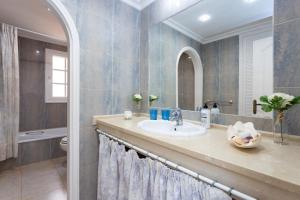 A bathroom at ViVaTenerife - Villa with pool, jacuzzi and sea view