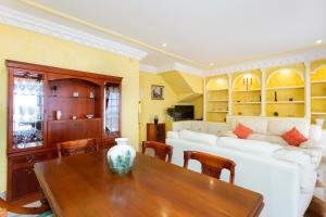 A seating area at ViVaTenerife - Villa with pool, jacuzzi and sea view