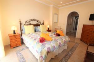 A bed or beds in a room at ViVaTenerife - Villa with pool, jacuzzi and sea view Még 16 kép