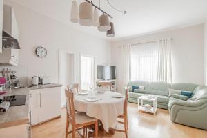 una cucina e un soggiorno con tavolo e divano di Haus Repin a Oberhof