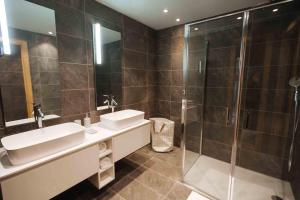a bathroom with two sinks and a shower at Megeve Appartment – Vacances d'hiver – АЕ102 in Megève
