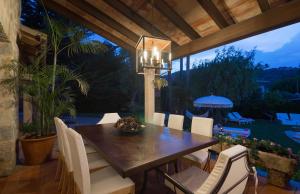une salle à manger avec une table et des chaises blanches dans l'établissement Casa Eva, à Mancor del Valle