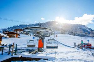 ムジェーヴにあるWonderful 2 bedroms – Vacances Megeve – AW101の日光浴を楽しめる雪のスキーリフト