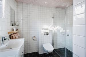 Bathroom sa Ytterjärna Hotell & Konferens