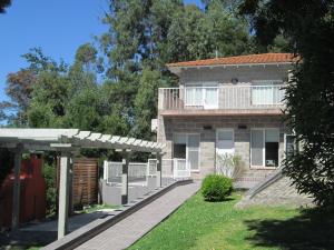 a house with a wooden walkway in front of it at La Casa de Liber in Tandil