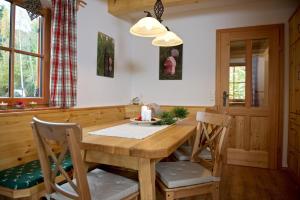 ein Esszimmer mit einem Holztisch und Stühlen in der Unterkunft Rainbachhütte-Waldgut Granig in Glödnitz