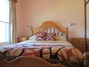 a bed with a wooden headboard in a bedroom at La Casa de Liber in Tandil +117 photos