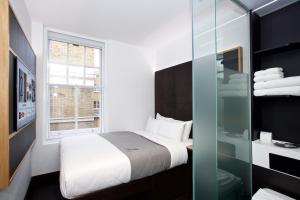Una habitación de hotel con una cama y una ventana. en The Z Hotel Covent Garden, en Londres