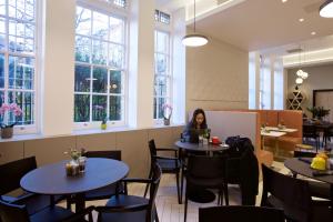 Un restaurante o sitio para comer en The Z Hotel Covent Garden