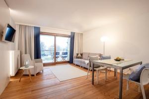 sala de estar con mesa y sofá en Frauscher Hafen-Apartments, en Gmunden