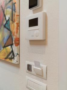 ściana z telewizorem i termostatem w obiekcie Pergola35 we Florencji
