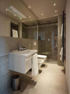 uma casa de banho com um lavatório, um WC e um chuveiro em Pergola35 em Florença