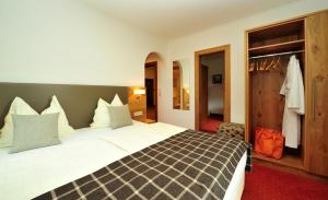 Postel nebo postele na pokoji v ubytování Hotel-Gasthof Strasswirt