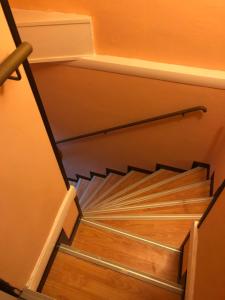 聖雷莫的住宿－洛坎達比特萊斯旅館，楼梯,带金属栏杆和木地板
