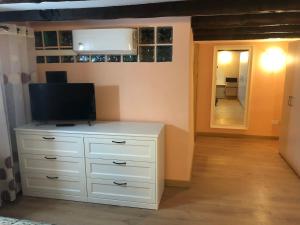 Pokój z białą komodą z telewizorem w obiekcie Locanda Beatrice w San Remo +37 zdjęć