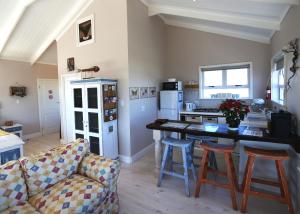 eine Küche mit einem Tisch und Stühlen im Zimmer in der Unterkunft Reddoor Studio in Pringle Bay