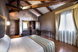 - une chambre avec un grand lit et une fenêtre dans l'établissement Palazzo San Lorenzo, à Venise